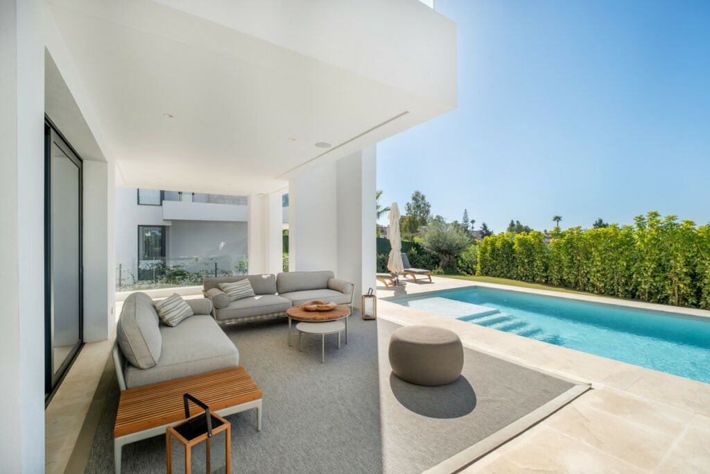 Detached Villa Estepona Málaga - image 6