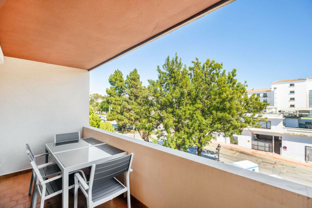 Middle Floor Apartment Nueva Andalucía Málaga - image 6