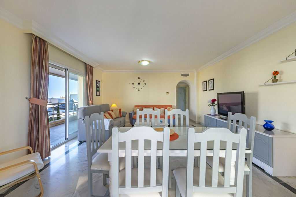 Middle Floor Apartment Puerto Banús Málaga - image 7
