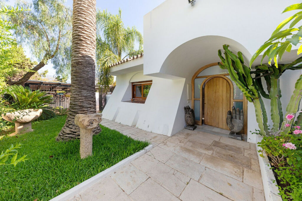 Detached Villa Nueva Andalucía Málaga - image 9