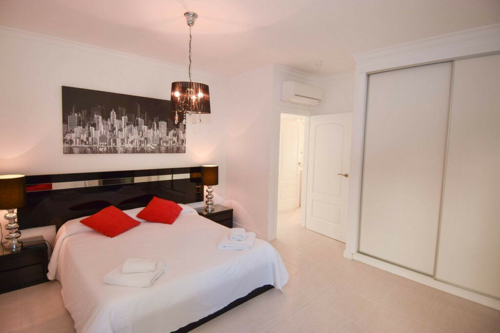 Middle Floor Apartment La Fustera Alicante - image 8
