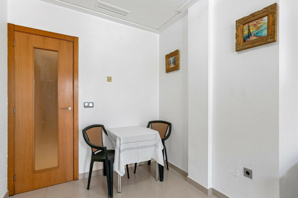Middle Floor Apartment Torrevieja Alicante - image 9