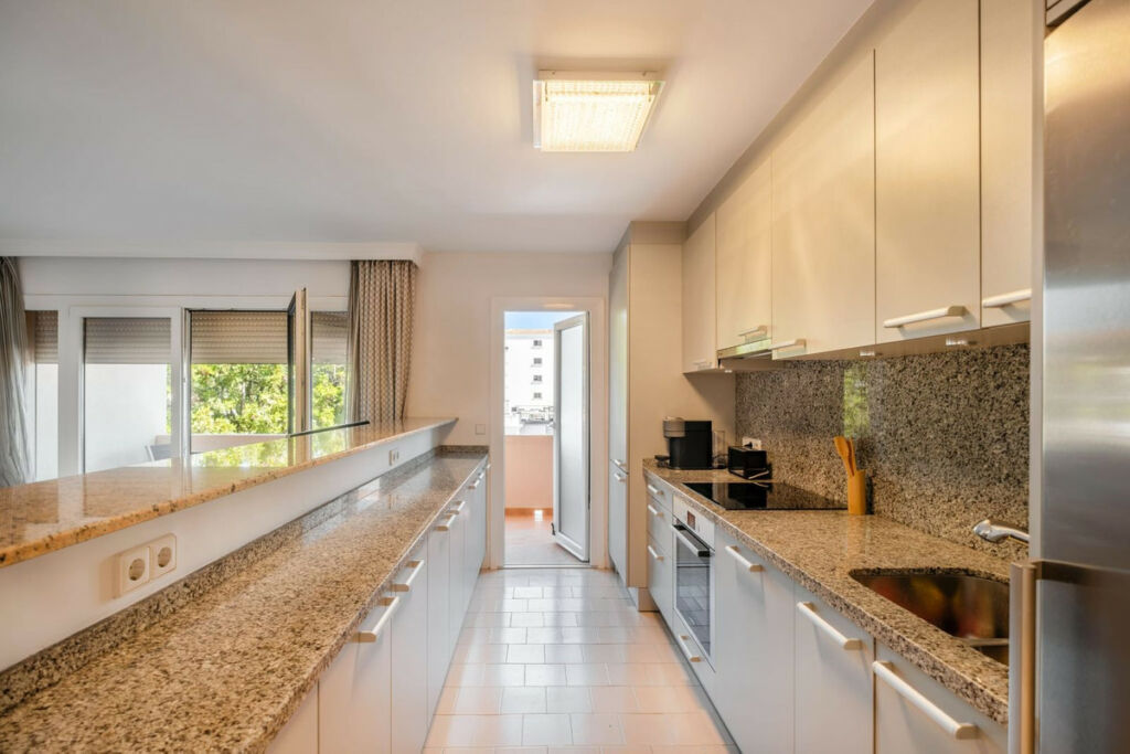 Middle Floor Apartment Nueva Andalucía Málaga - image 8