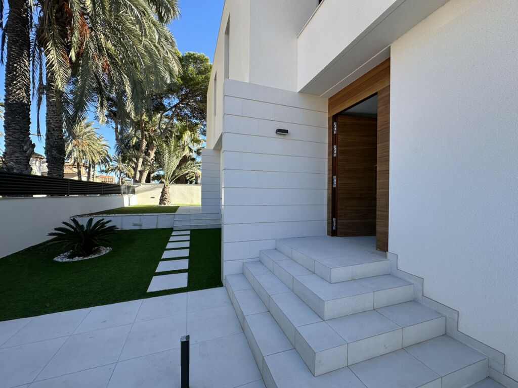 Detached Villa La Zenia Alicante - image 8