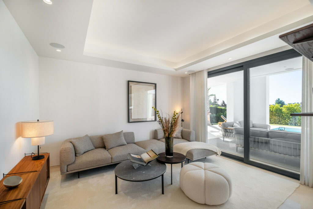 Detached Villa Estepona Málaga - image 9