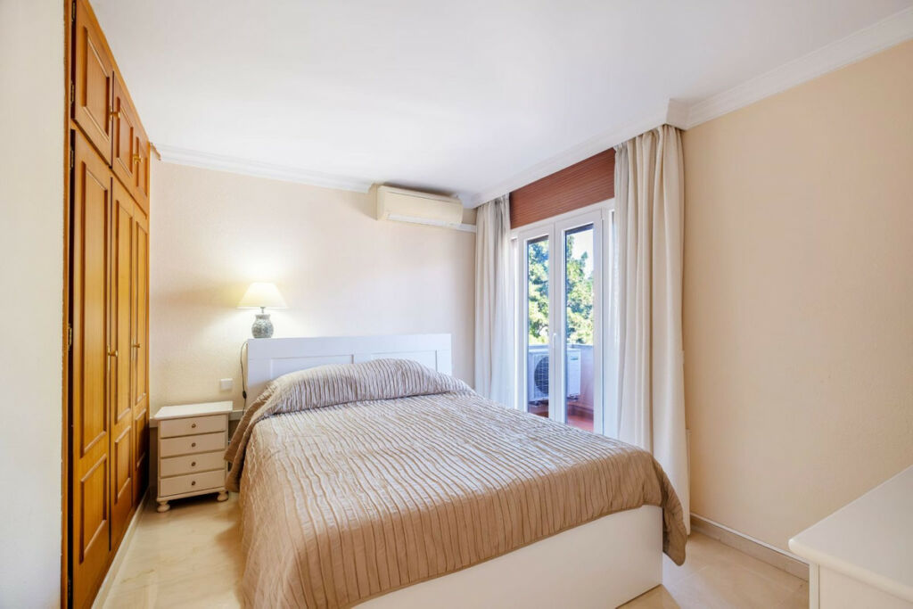 Middle Floor Apartment Nueva Andalucía Málaga - image 9