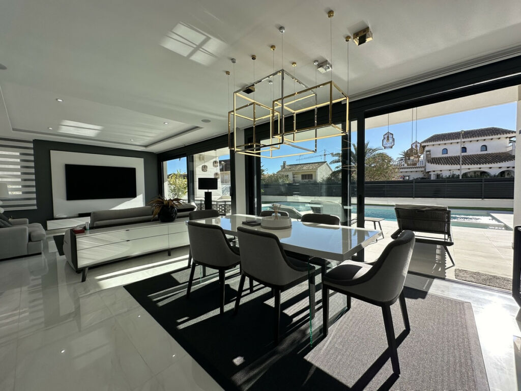 Detached Villa La Zenia Alicante - image 9
