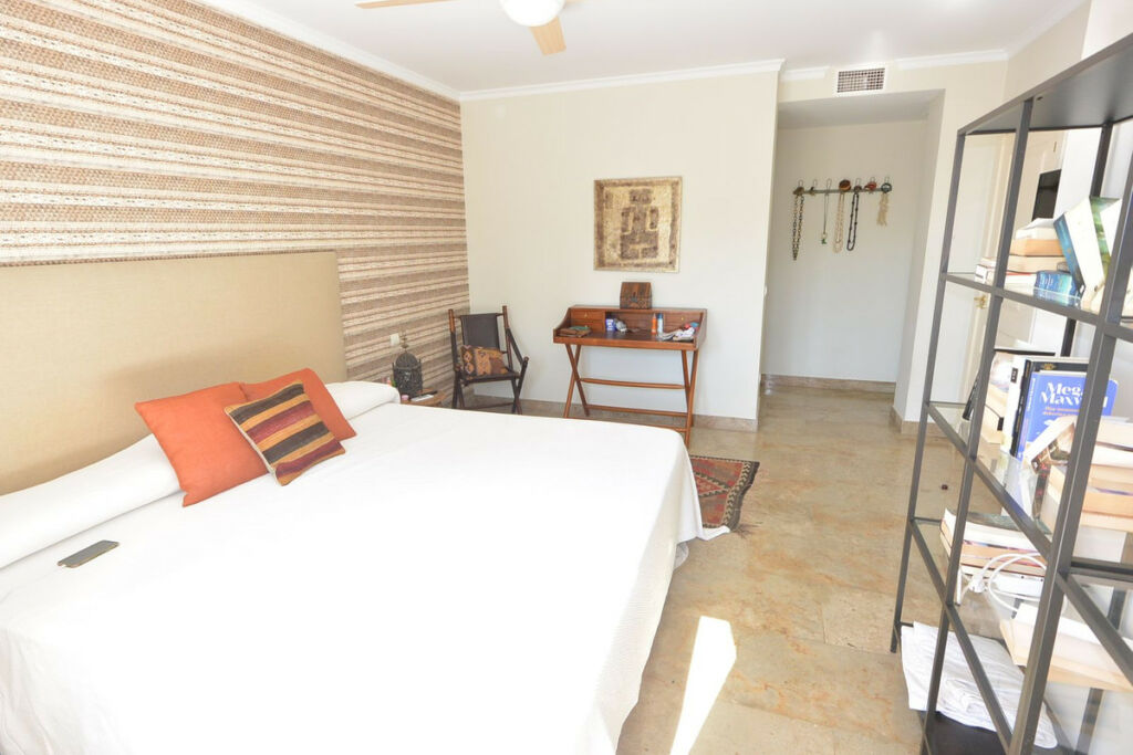 Middle Floor Apartment The Golden Mile Málaga - image 10