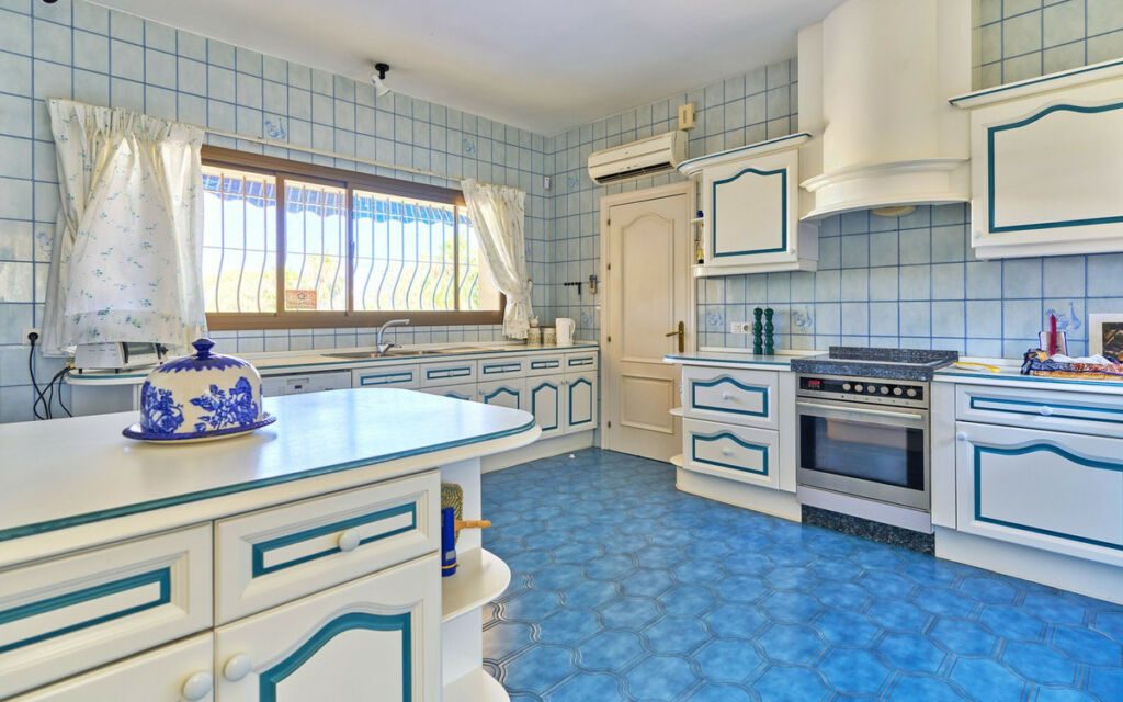 Detached Villa Estepona Málaga - image 11