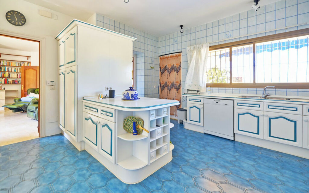 Detached Villa Estepona Málaga - image 12
