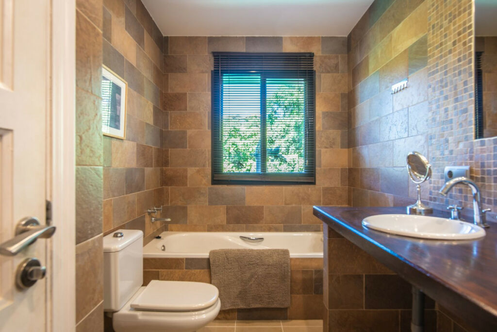 Detached Villa Estepona Málaga - image 14