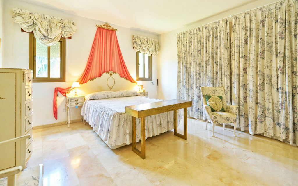 Detached Villa Estepona Málaga - image 13
