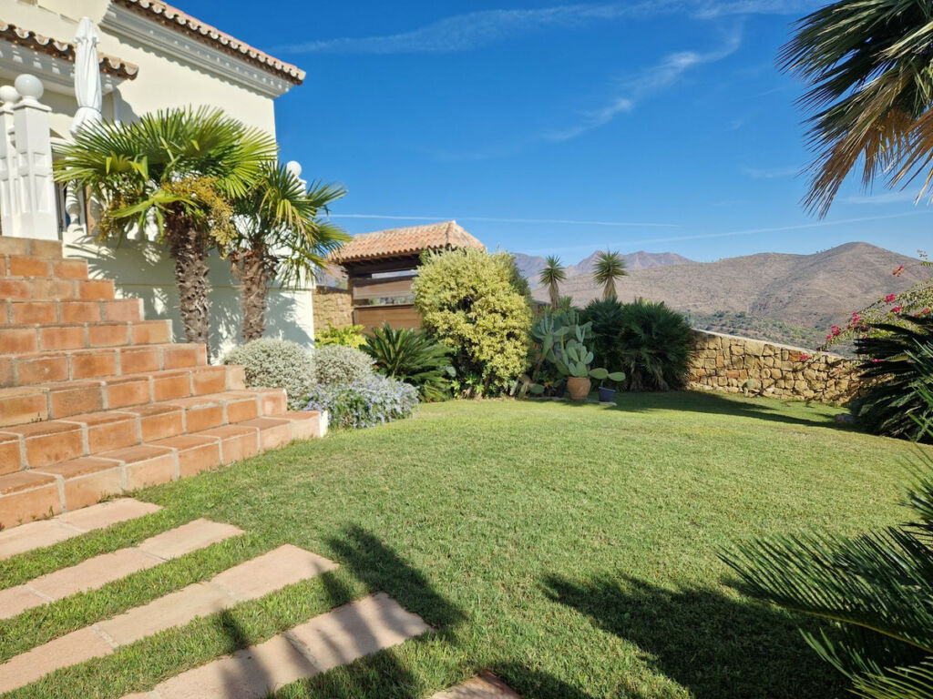 Detached Villa La Mairena Málaga - image 14