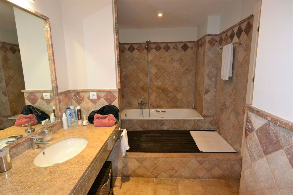 Middle Floor Apartment The Golden Mile Málaga - image 14