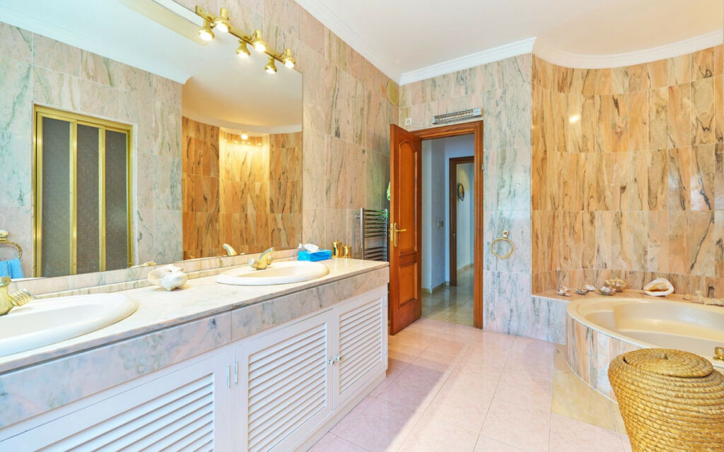 Detached Villa Estepona Málaga - image 15