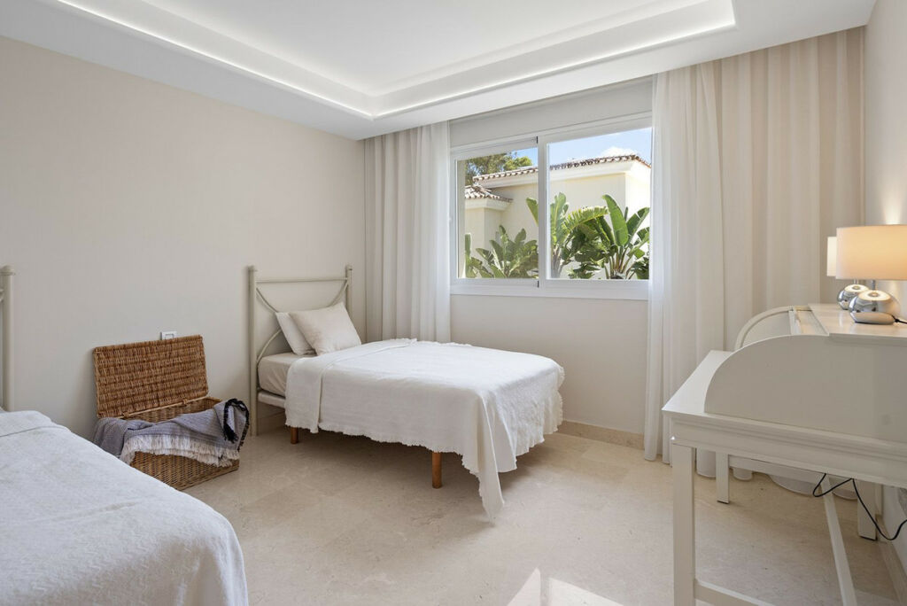 Middle Floor Apartment New Golden Mile Málaga - image 15