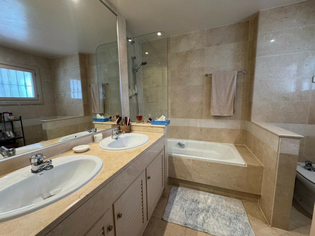 Townhouse Aloha Málaga - image 17