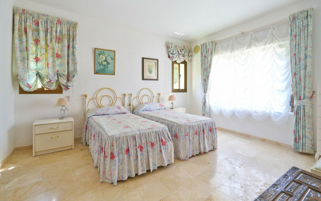 Detached Villa Estepona Málaga - image 19