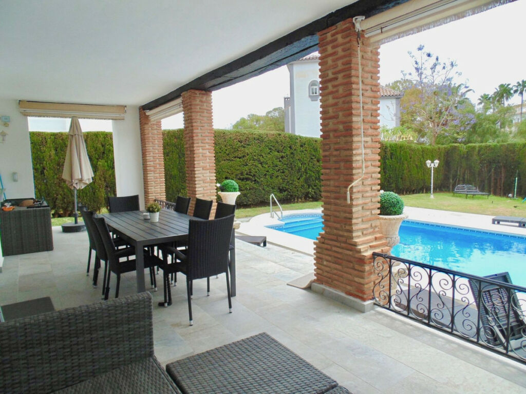 Detached Villa Calahonda Málaga - image 2
