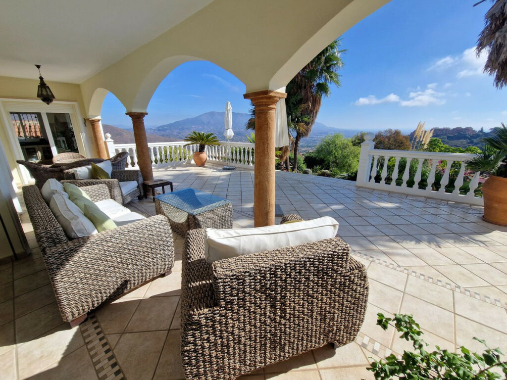 Detached Villa La Mairena Málaga - image 2