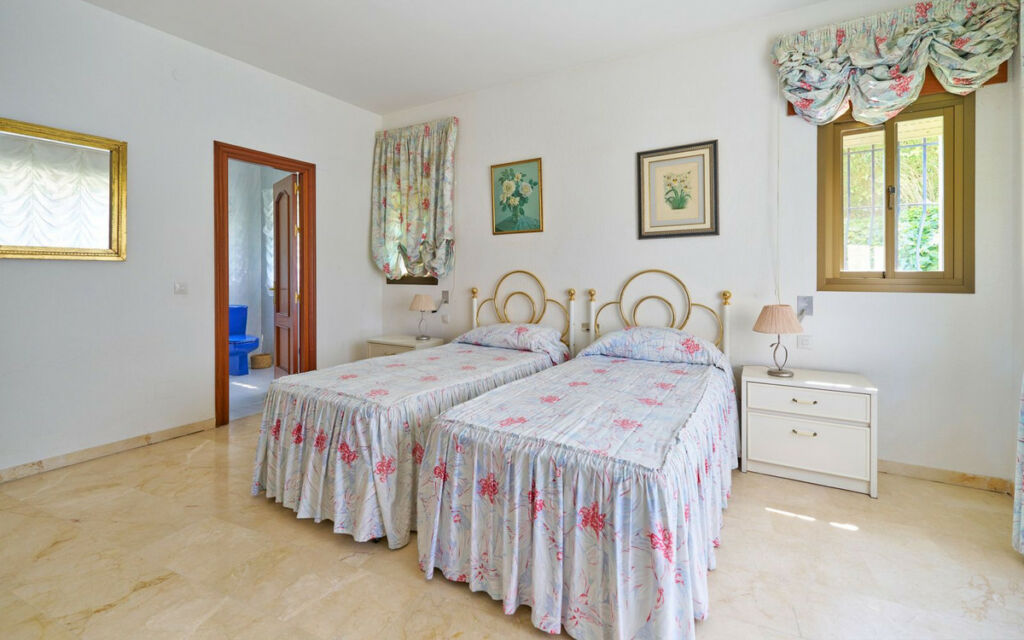 Detached Villa Estepona Málaga - image 20