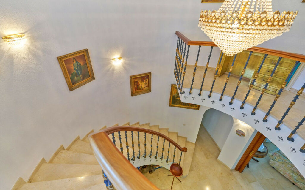 Detached Villa Estepona Málaga - image 23