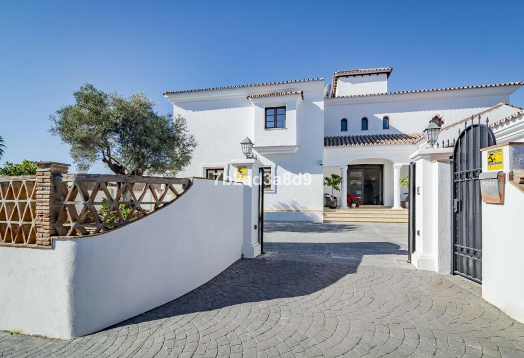 Detached Villa Benahavís Málaga - image 3