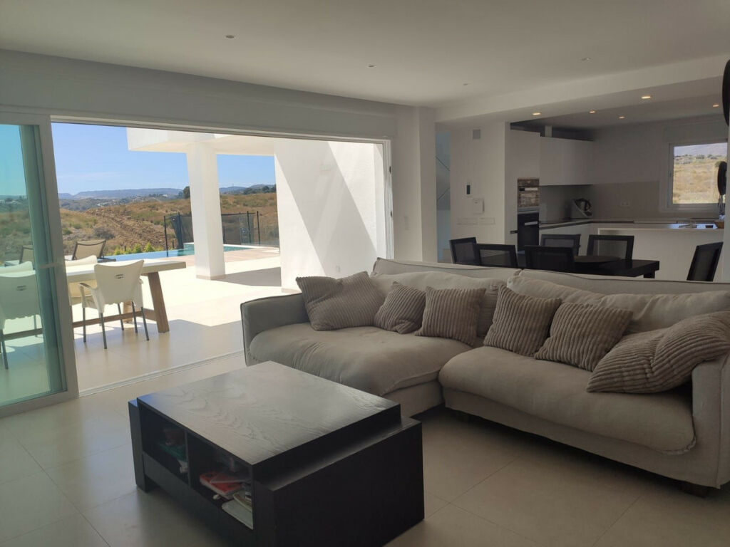 Detached Villa Estepona Málaga - image 4