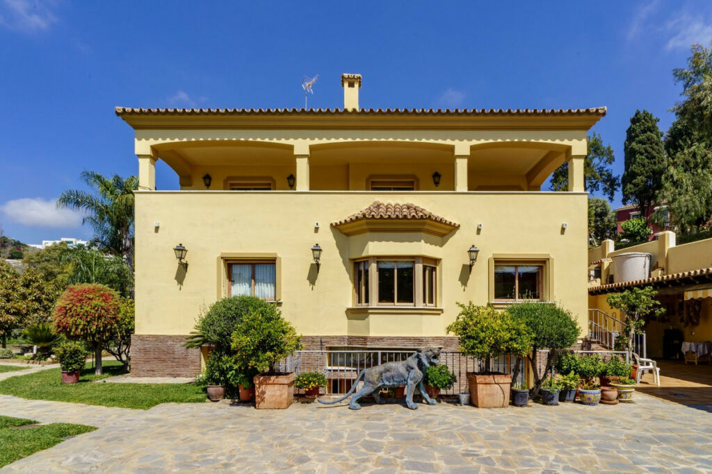 Detached Villa Benahavís Málaga - image 3