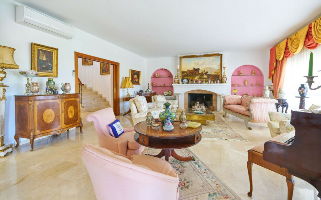 Detached Villa Estepona Málaga - image 3