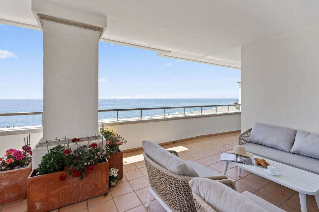 Middle Floor Apartment New Golden Mile Málaga - image 3