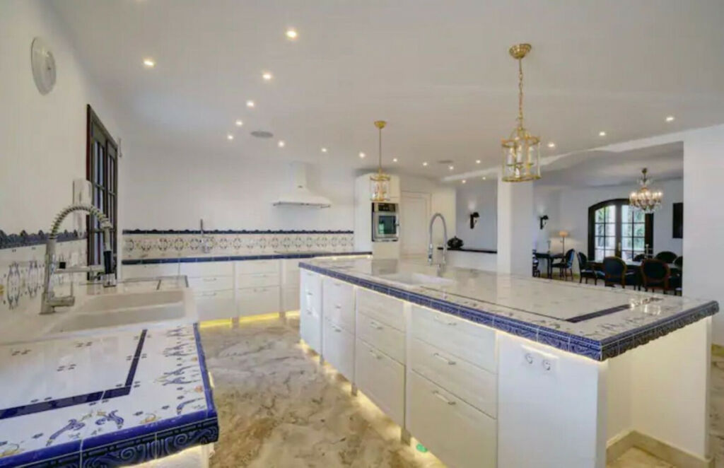 Detached Villa Benahavís Málaga - image 3