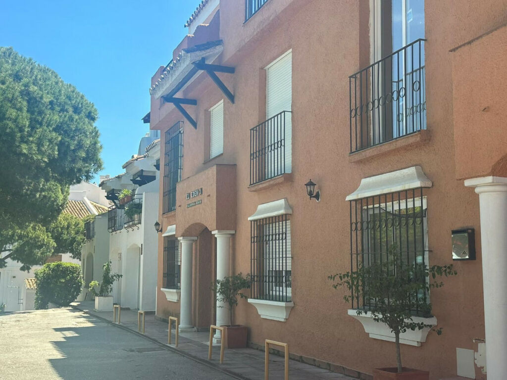 Middle Floor Apartment Calahonda Málaga - image 31