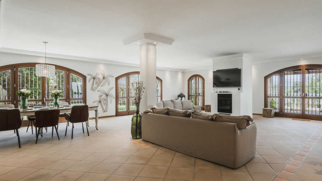 Detached Villa Estepona Málaga - image 5
