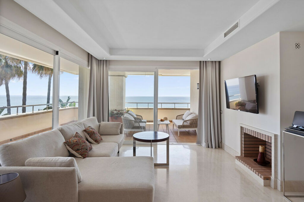 Middle Floor Apartment New Golden Mile Málaga - image 4