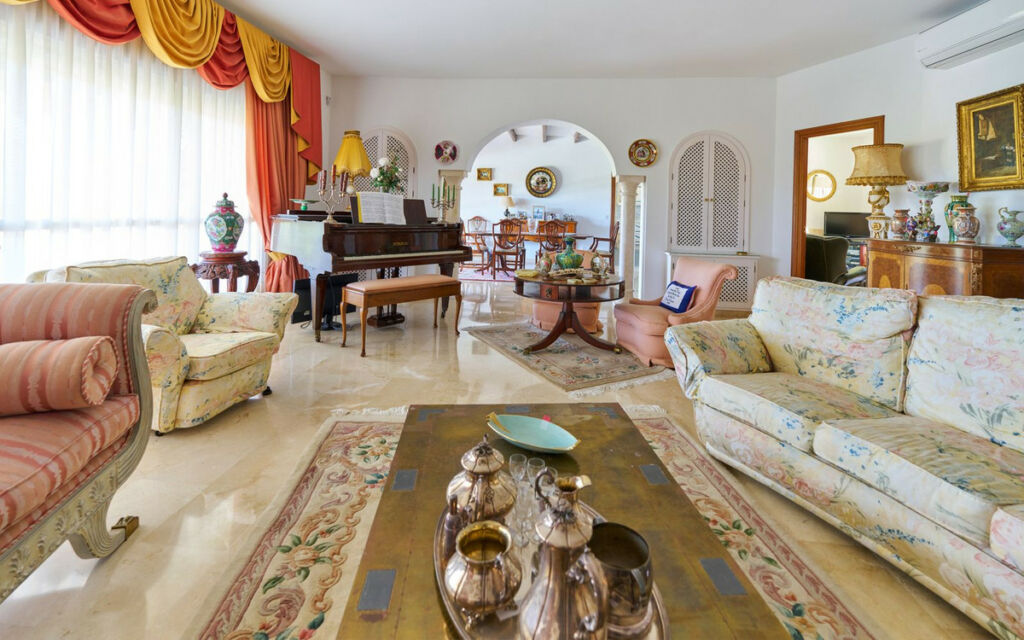Detached Villa Estepona Málaga - image 5