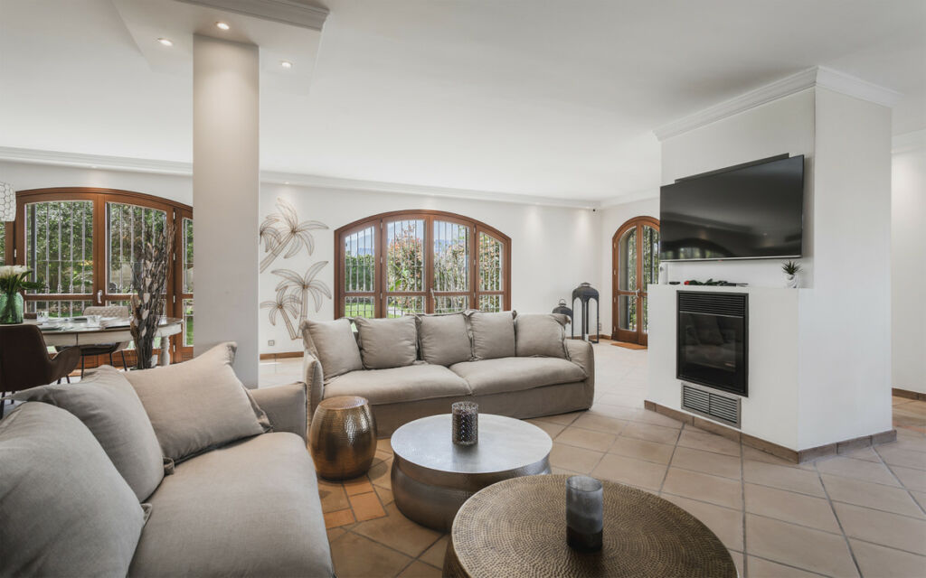 Detached Villa Estepona Málaga - image 6