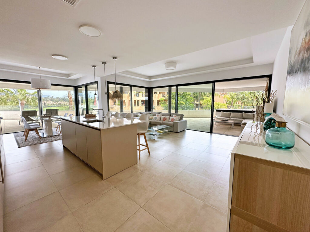 Middle Floor Apartment Estepona Málaga - image 4