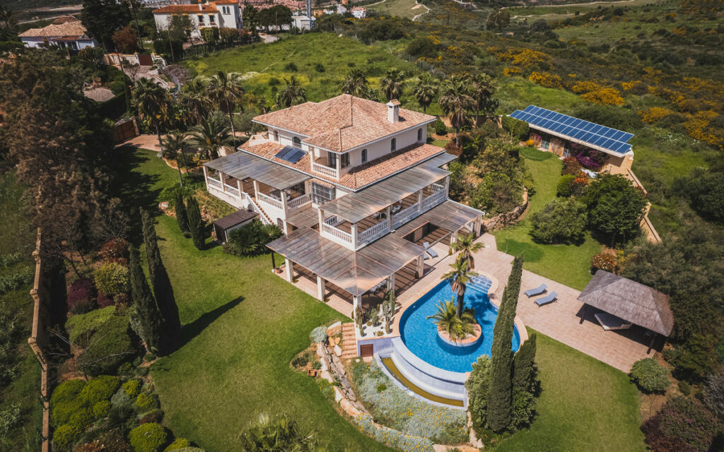 Detached Villa Estepona Málaga - image 2