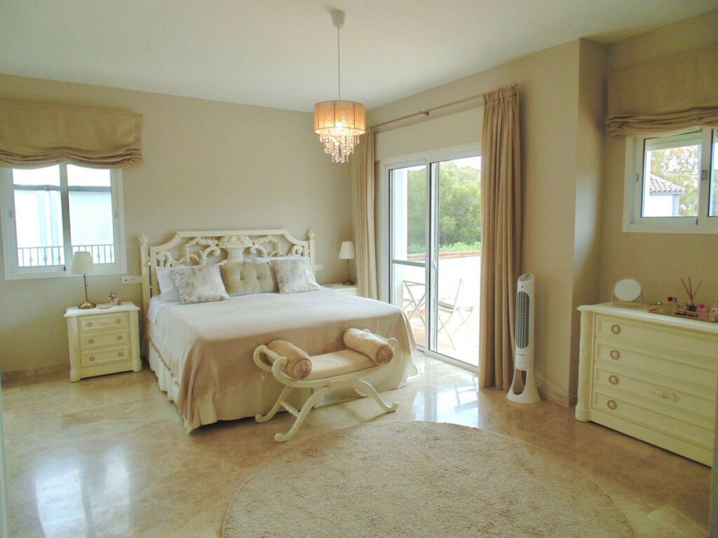 Detached Villa Calahonda Málaga - image 8