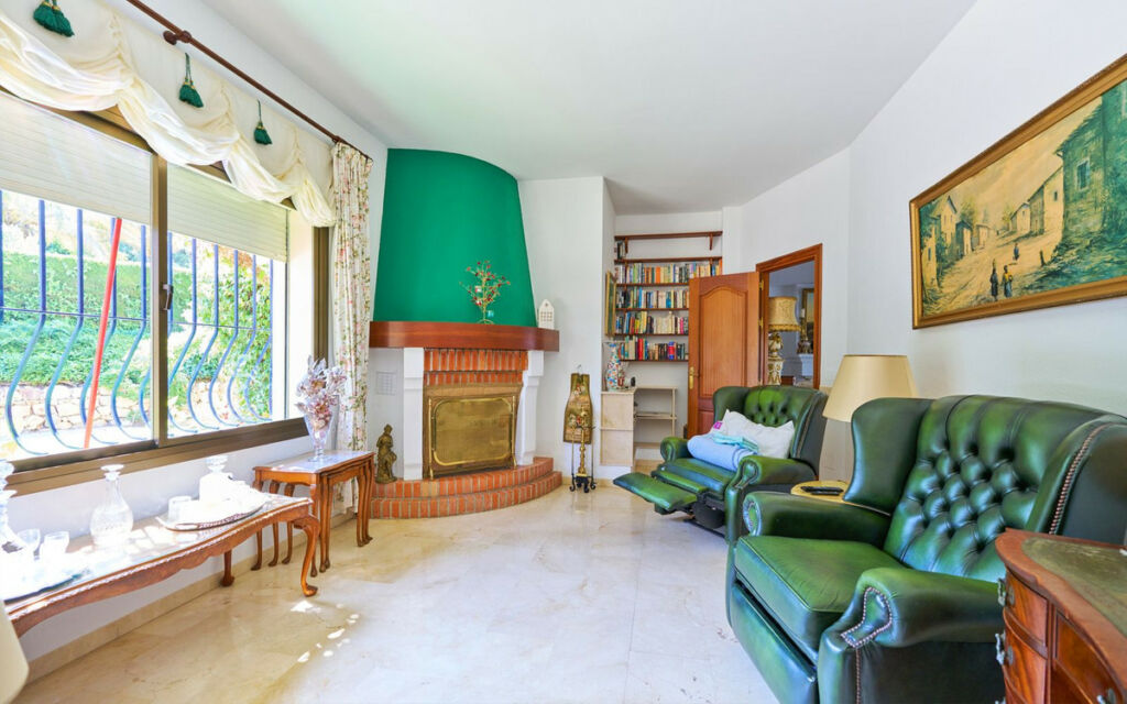 Detached Villa Estepona Málaga - image 8