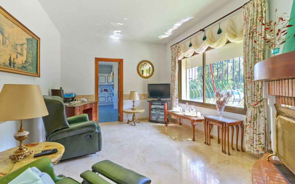 Detached Villa Estepona Málaga - image 9