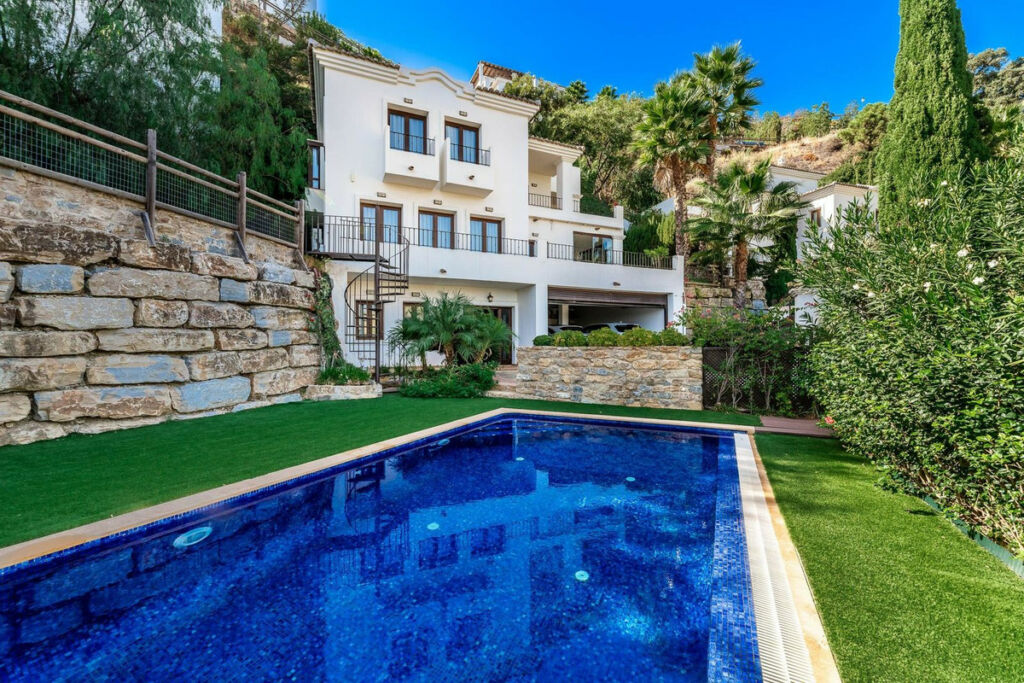 Detached Villa Benahavís Málaga - image 2
