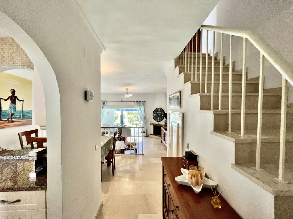 Semi-Detached House El Paraiso Málaga - image 12