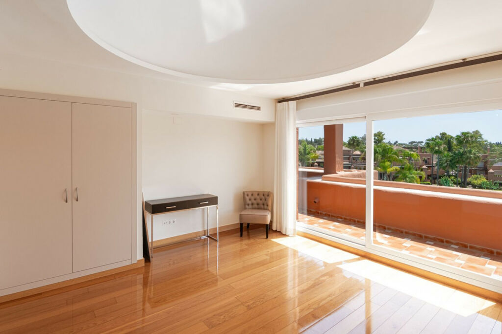 Penthouse Guadalmina Baja Málaga - image 12