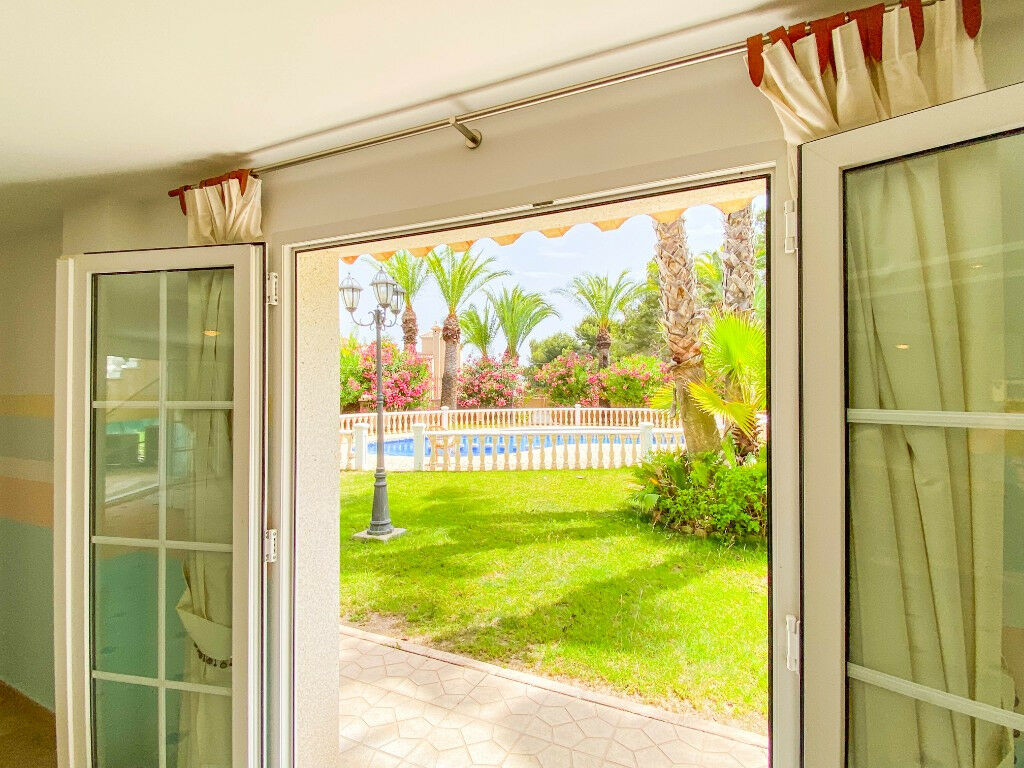 Detached Villa Villamartin Alicante - image 5