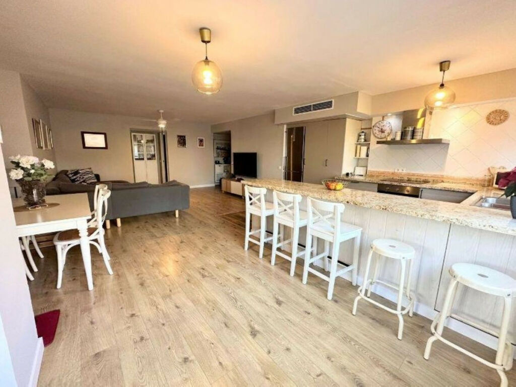 Middle Floor Apartment Playamar Málaga - image 14