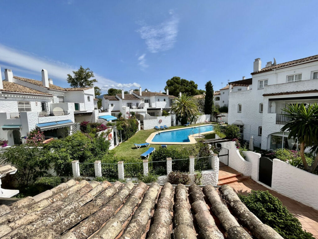 Semi-Detached House El Paraiso Málaga - image 15