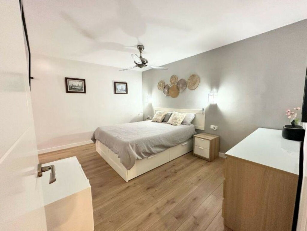 Middle Floor Apartment Playamar Málaga - image 17