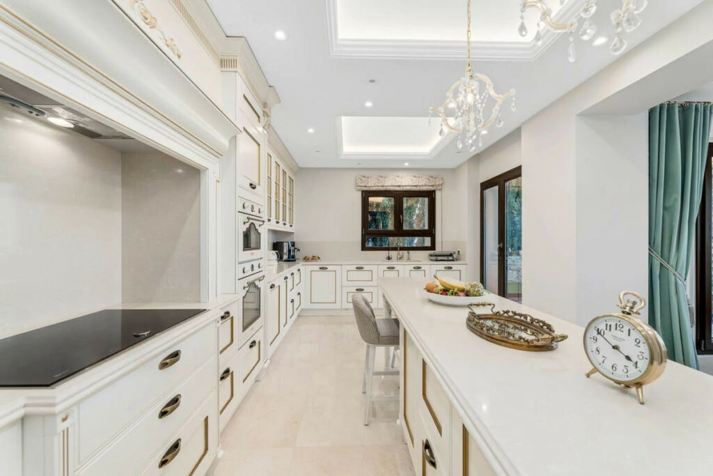 Detached Villa Benahavís Málaga - image 12